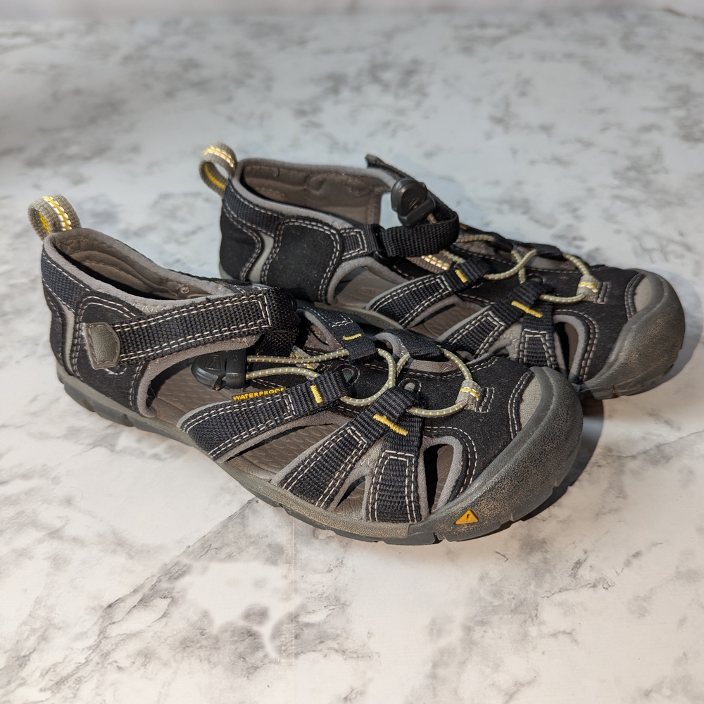 Outdoor Adventure Sandals with Yellow Highlights